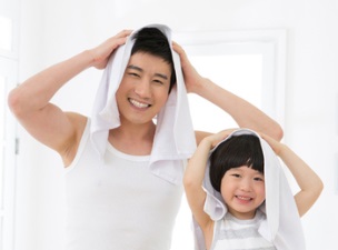 머리를 감고 말리는 아빠와 아들